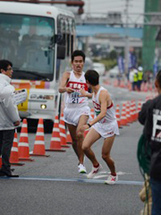5区 奥村選手から6区 木村選手へ襷リレー
