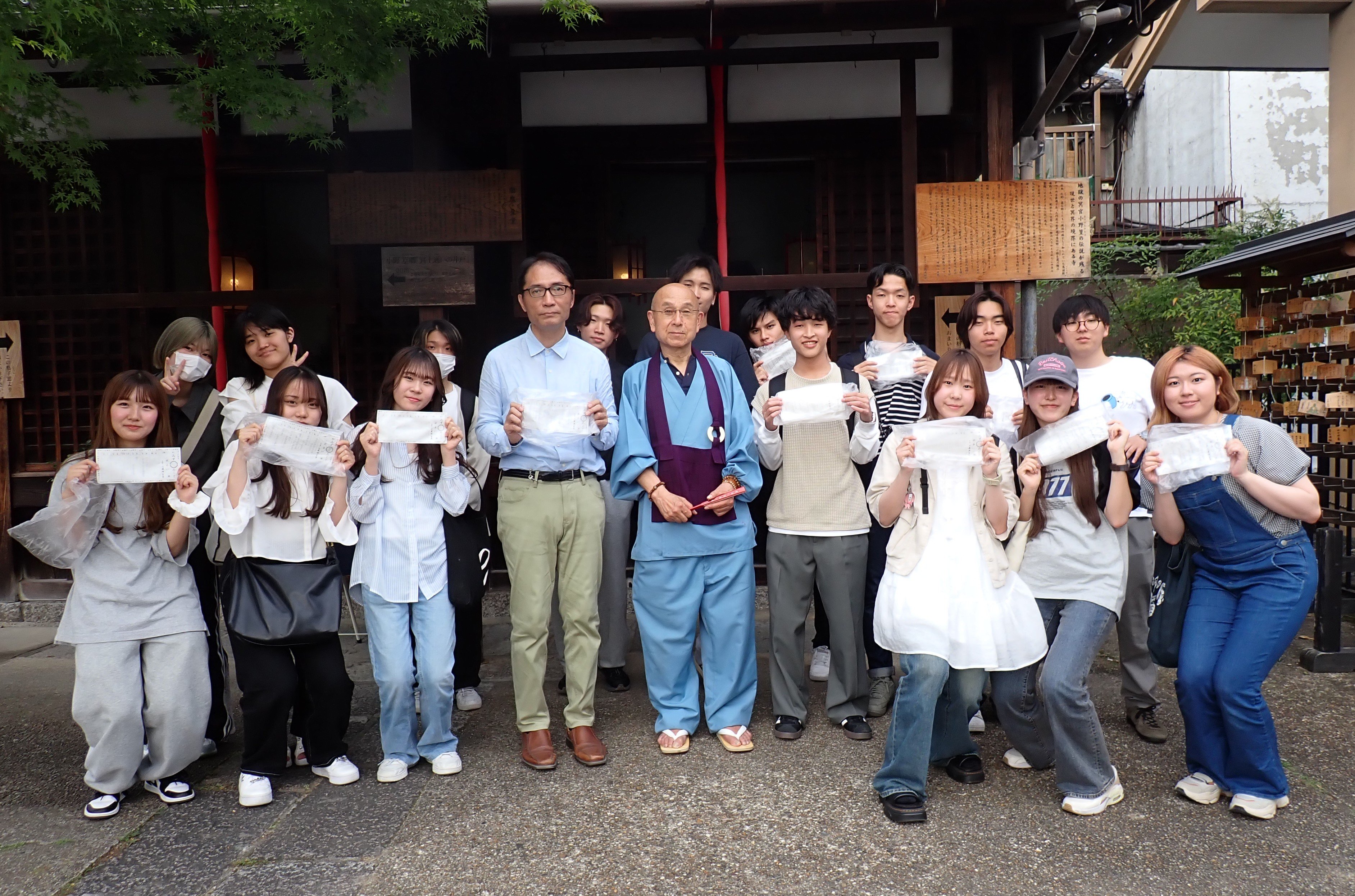 六道珍皇寺で「水占い」にトライ！中央は、住職の坂井田 良宏師