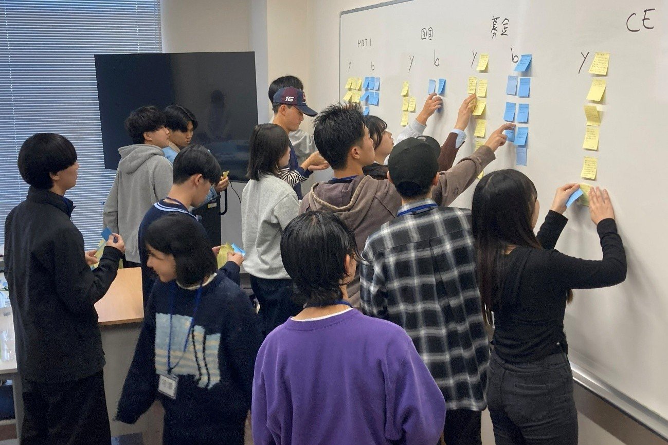 経営学部 宮永ゼミ生が、福岡女子大学 竹内ゼミとのインゼミで研究発表!