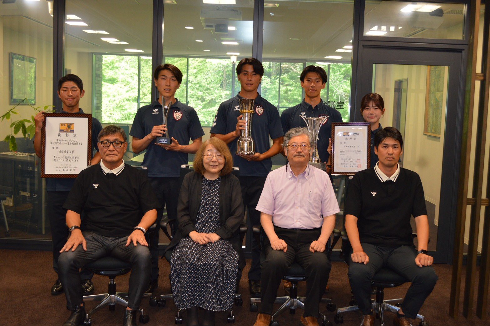 サッカー部が「京都FAカップ優勝」「関西学生サッカー選手権大会優勝」と「天皇杯出場」「総理大臣杯出場」を 学長に報告しました！