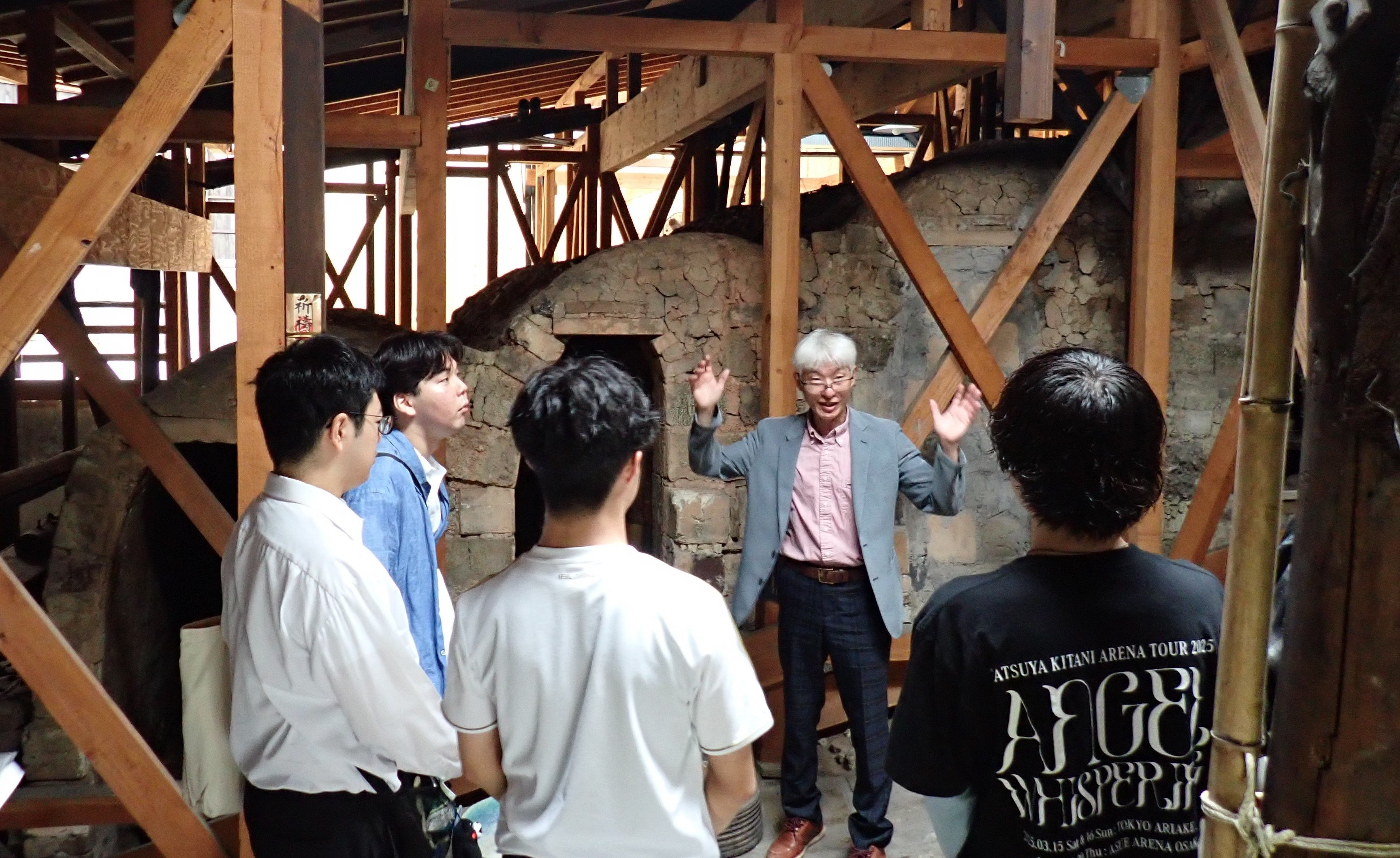 藤平窯で河崎氏の説明を聴く学生