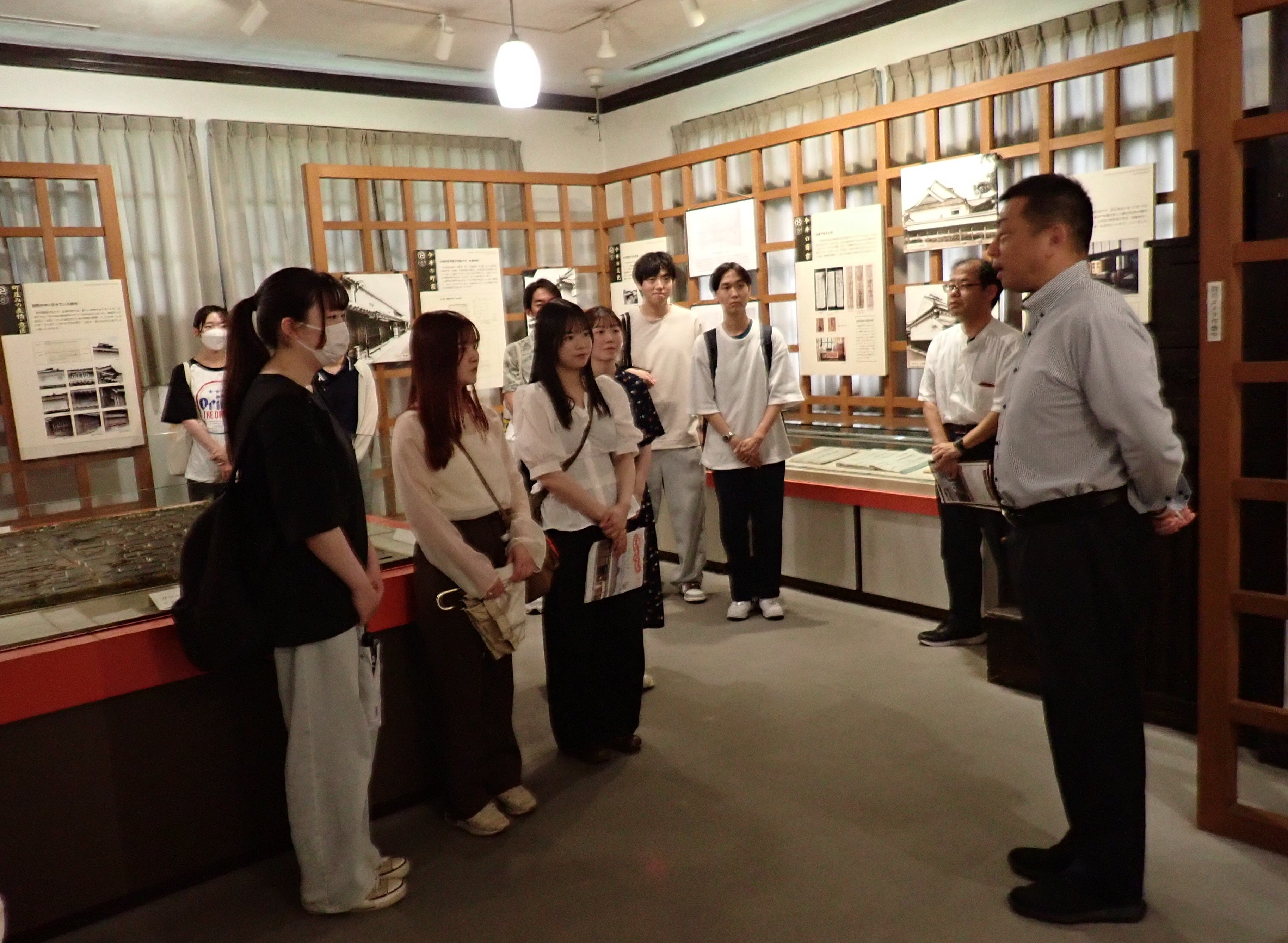 橿原市長の亀田 忠彦氏の説明を熱心に聴く学生