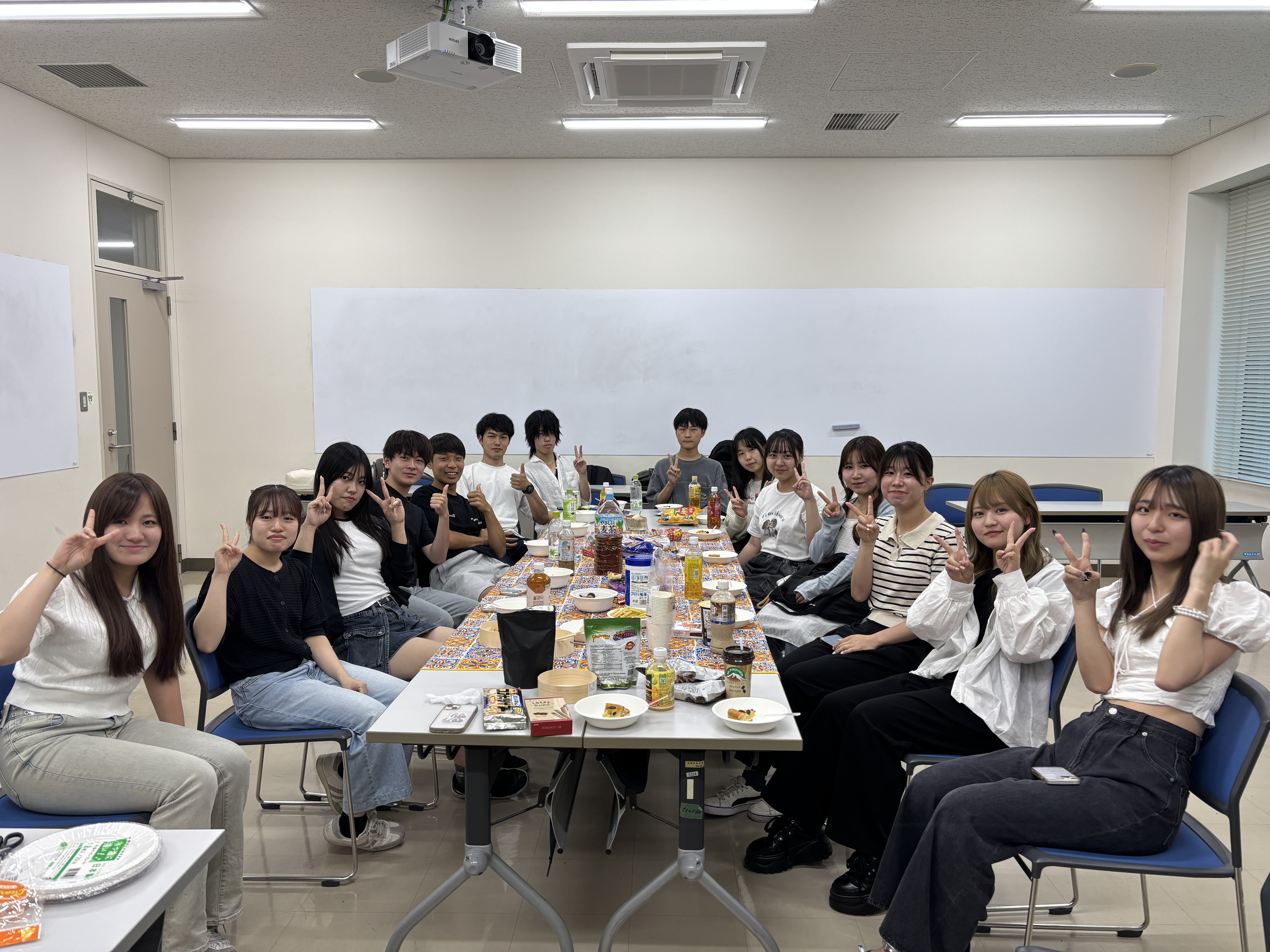 茶話会を兼ねて課題について語らった（2年生ゼミ）
