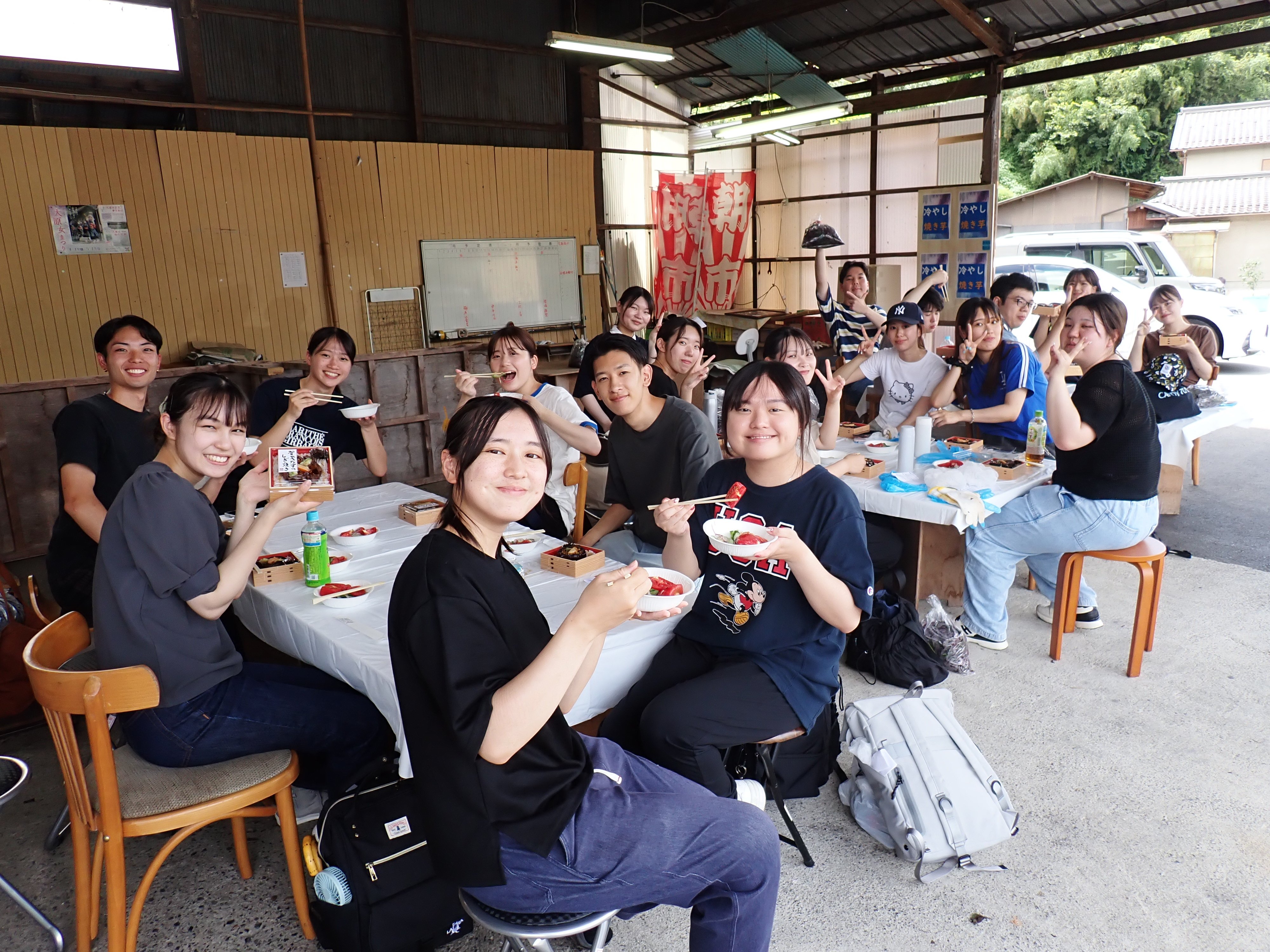賀茂なすのしぎ焼き弁当と新鮮な大原の野菜をいただく学生