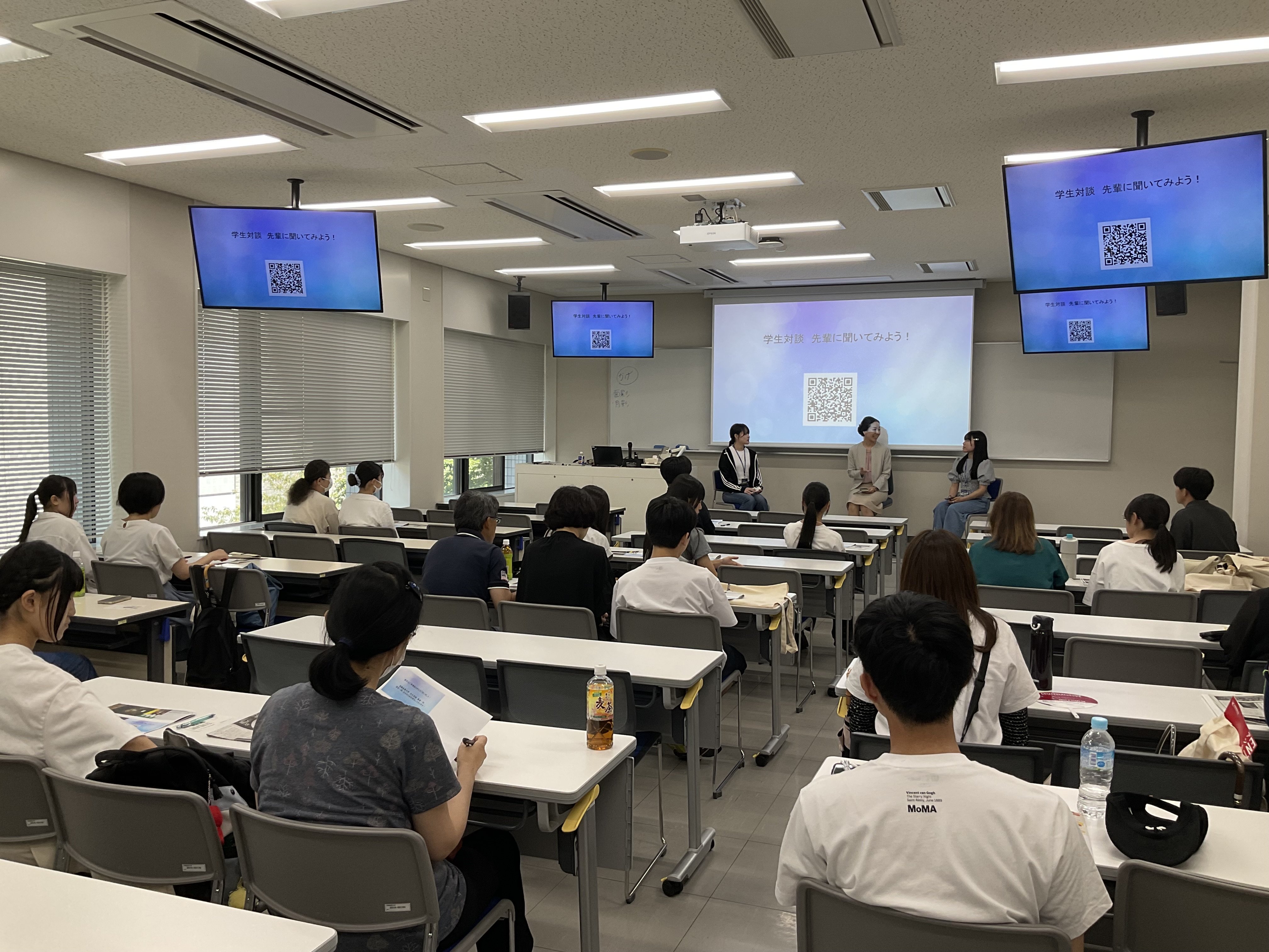 参加者の方からの質問に在学生が答えた