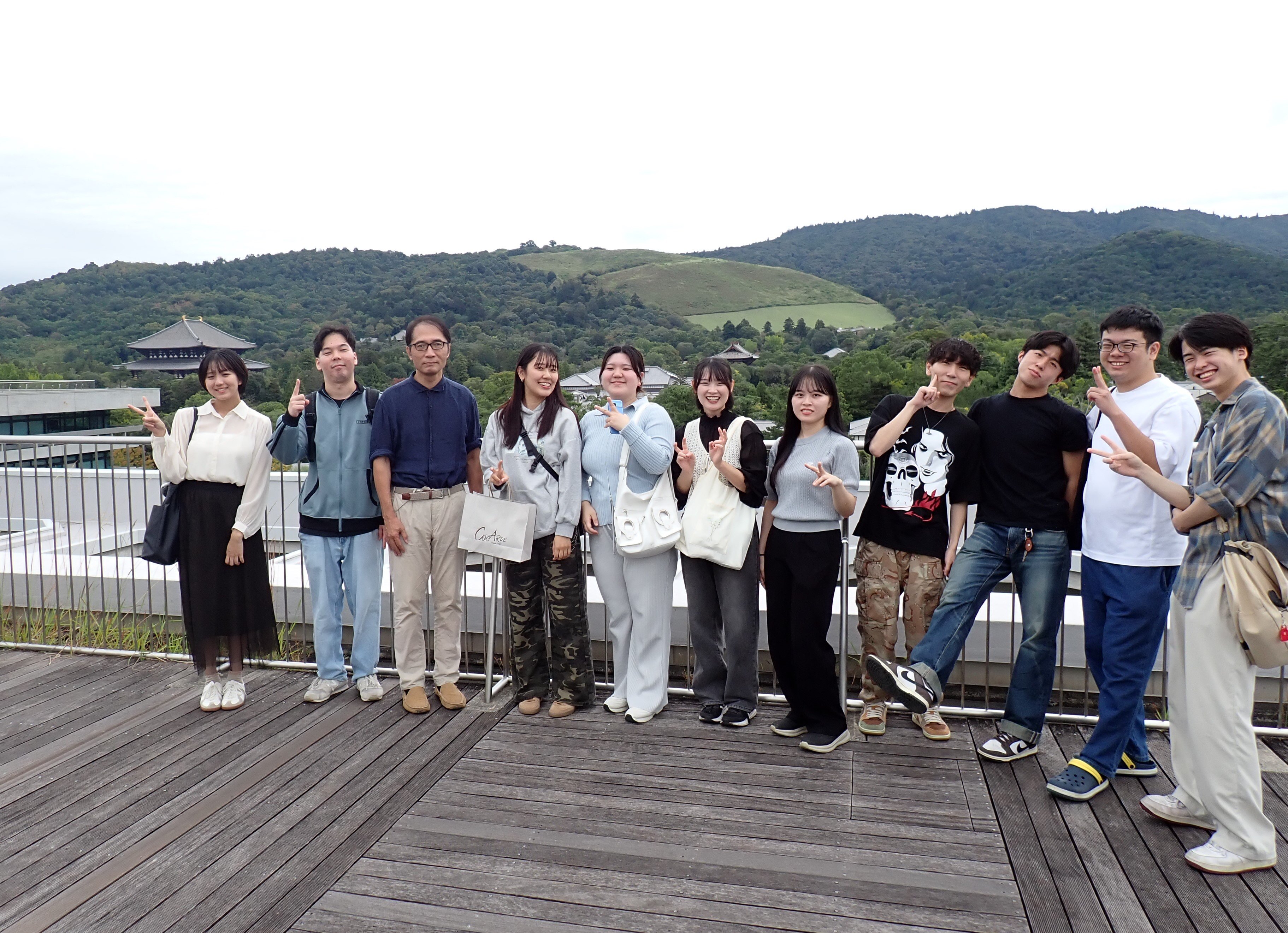 奈良県庁の屋上から東大寺・若草山方面を展望