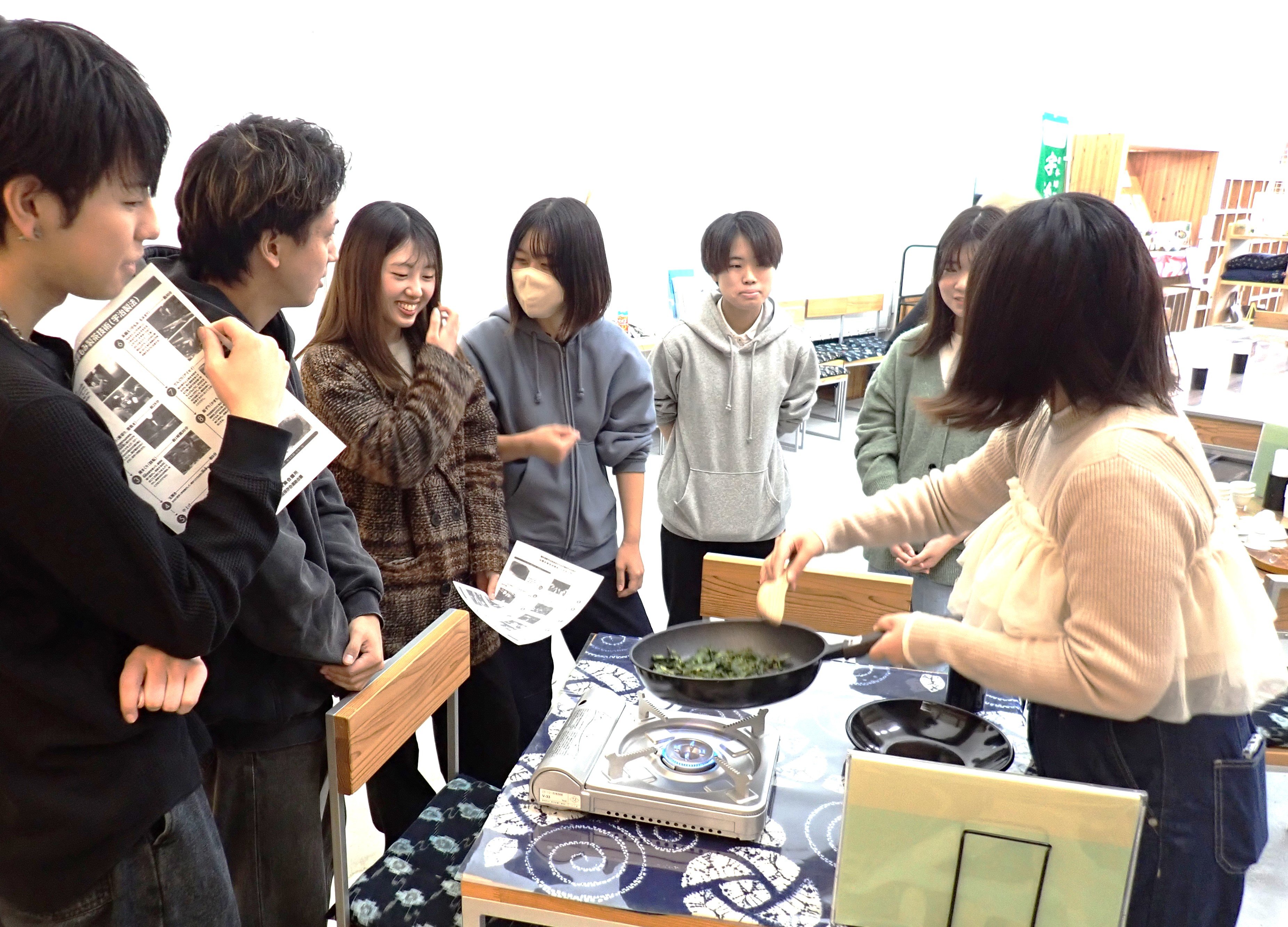 ほうじ茶つくりに取り組む学生