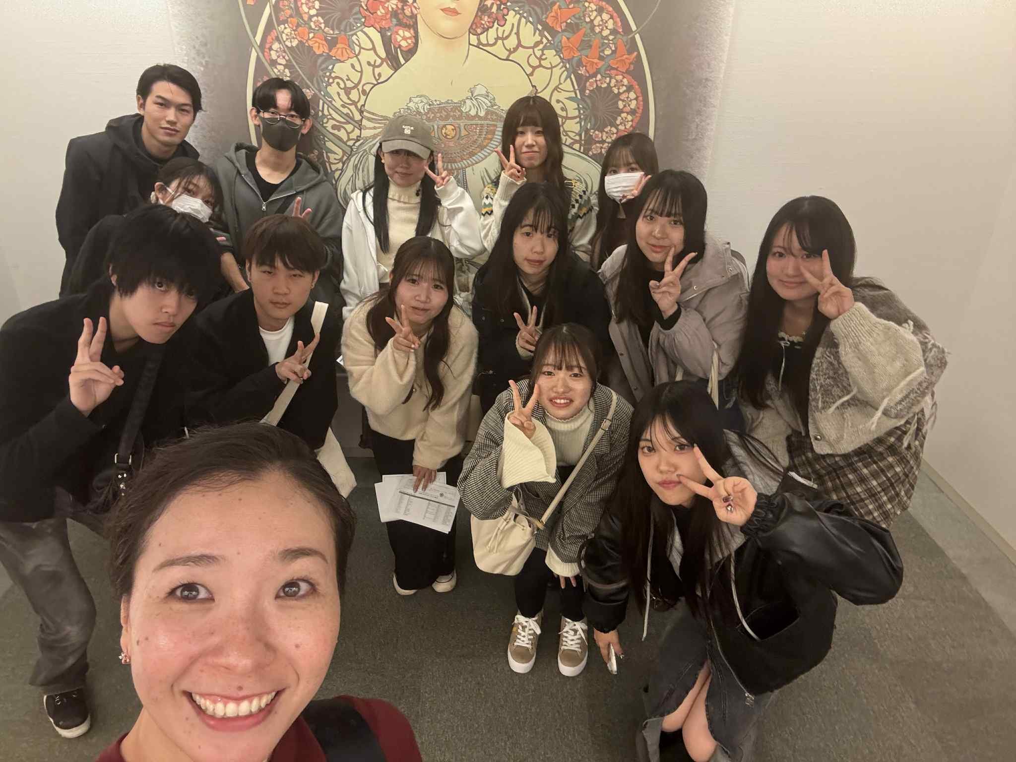 2年生、3年生で一緒に課題を解きながら鑑賞し、学年を超えた縦の交流もはかりました。