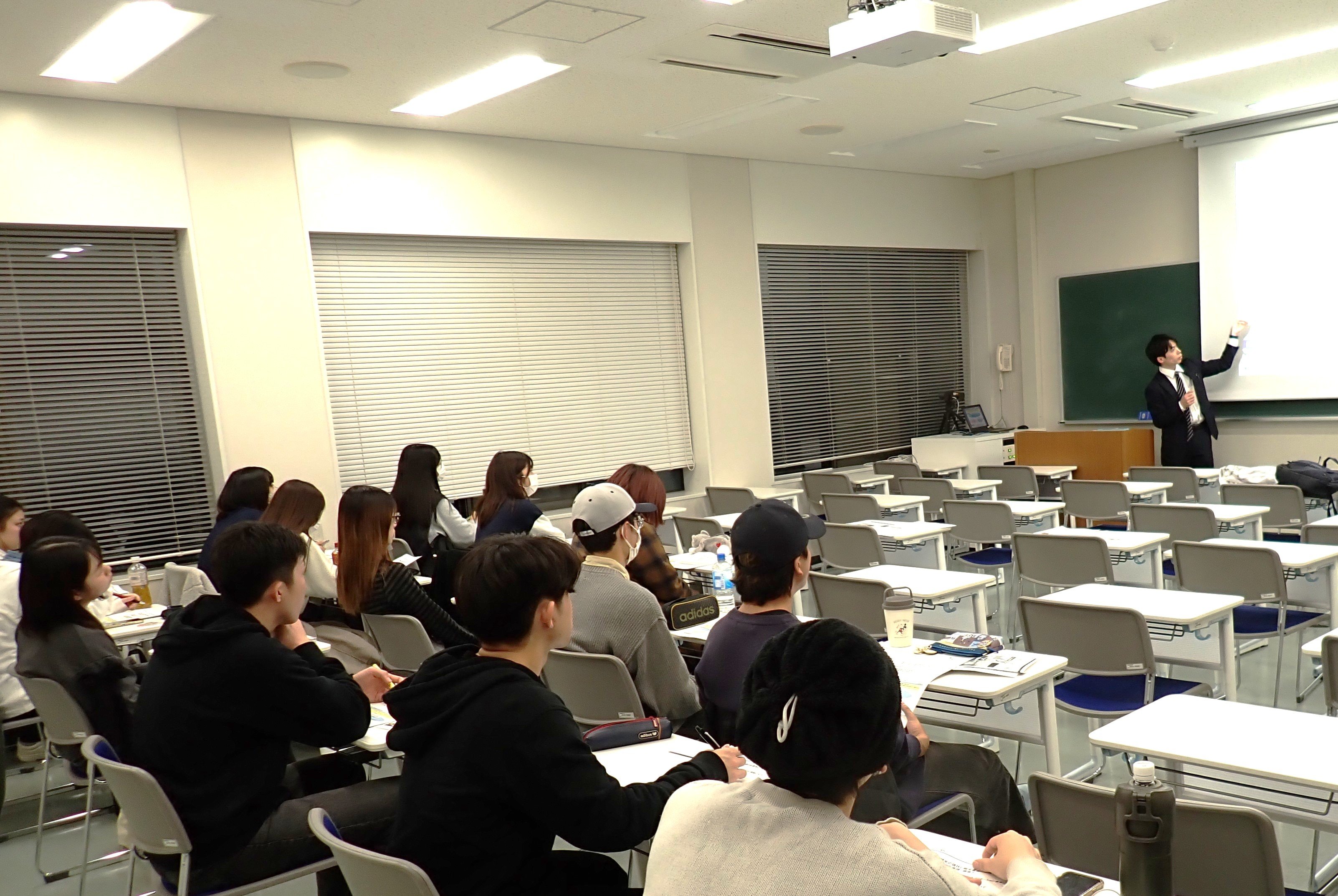 藤原氏の説明を熱心に聴く学生