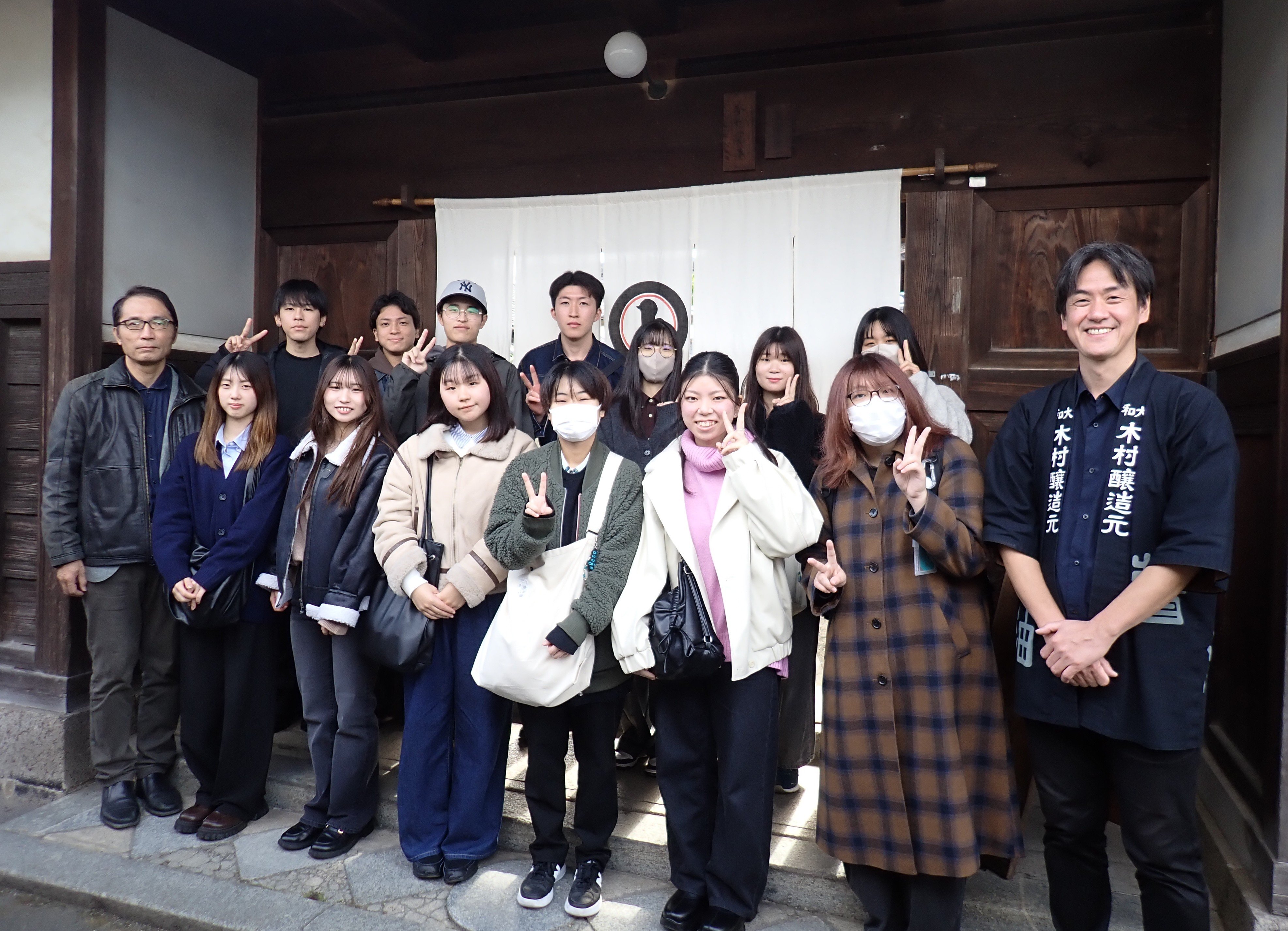 マルト醤油正面玄関にて　右端ご当主 木村氏