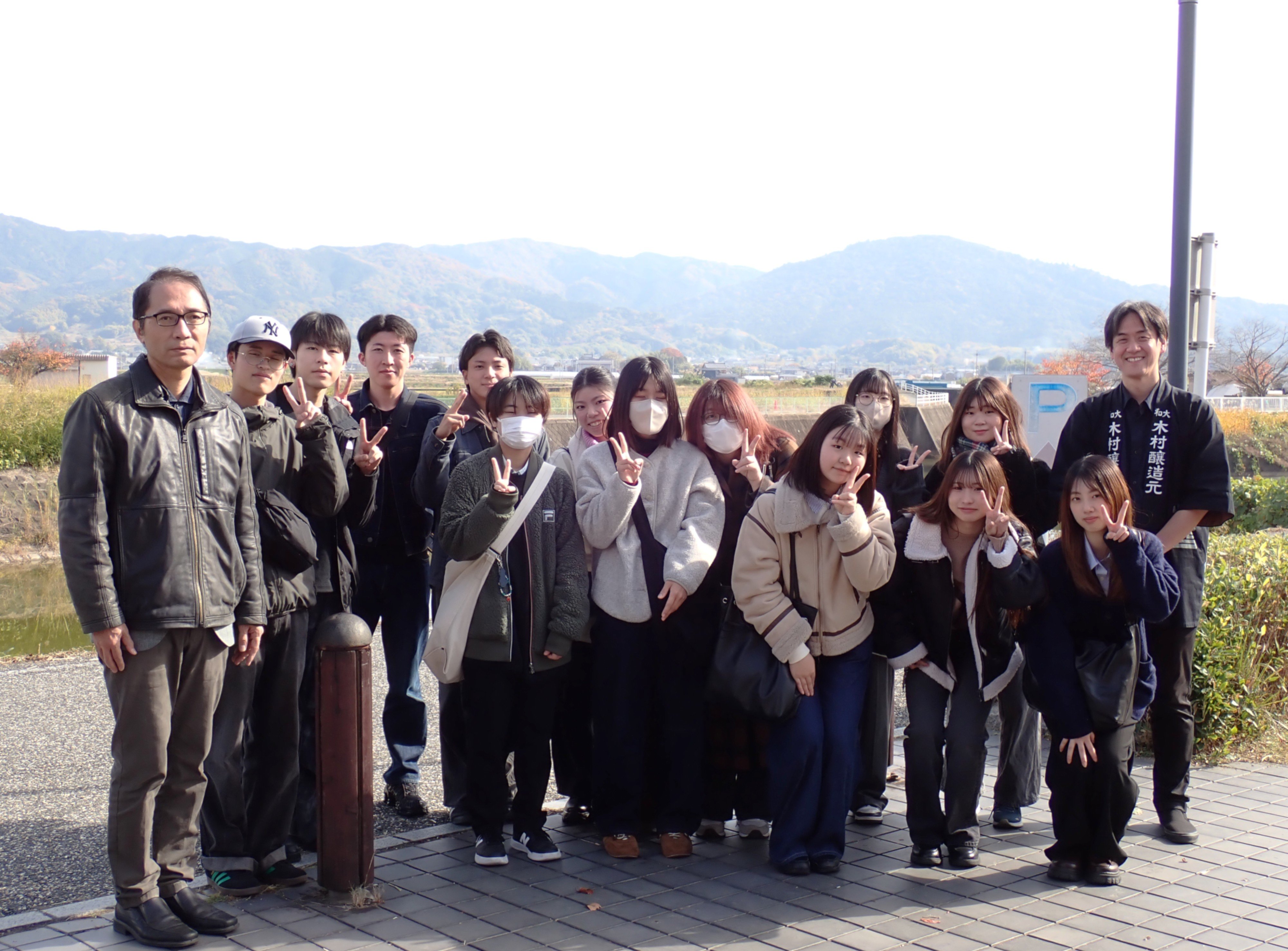 大和川と三輪山を背景にして