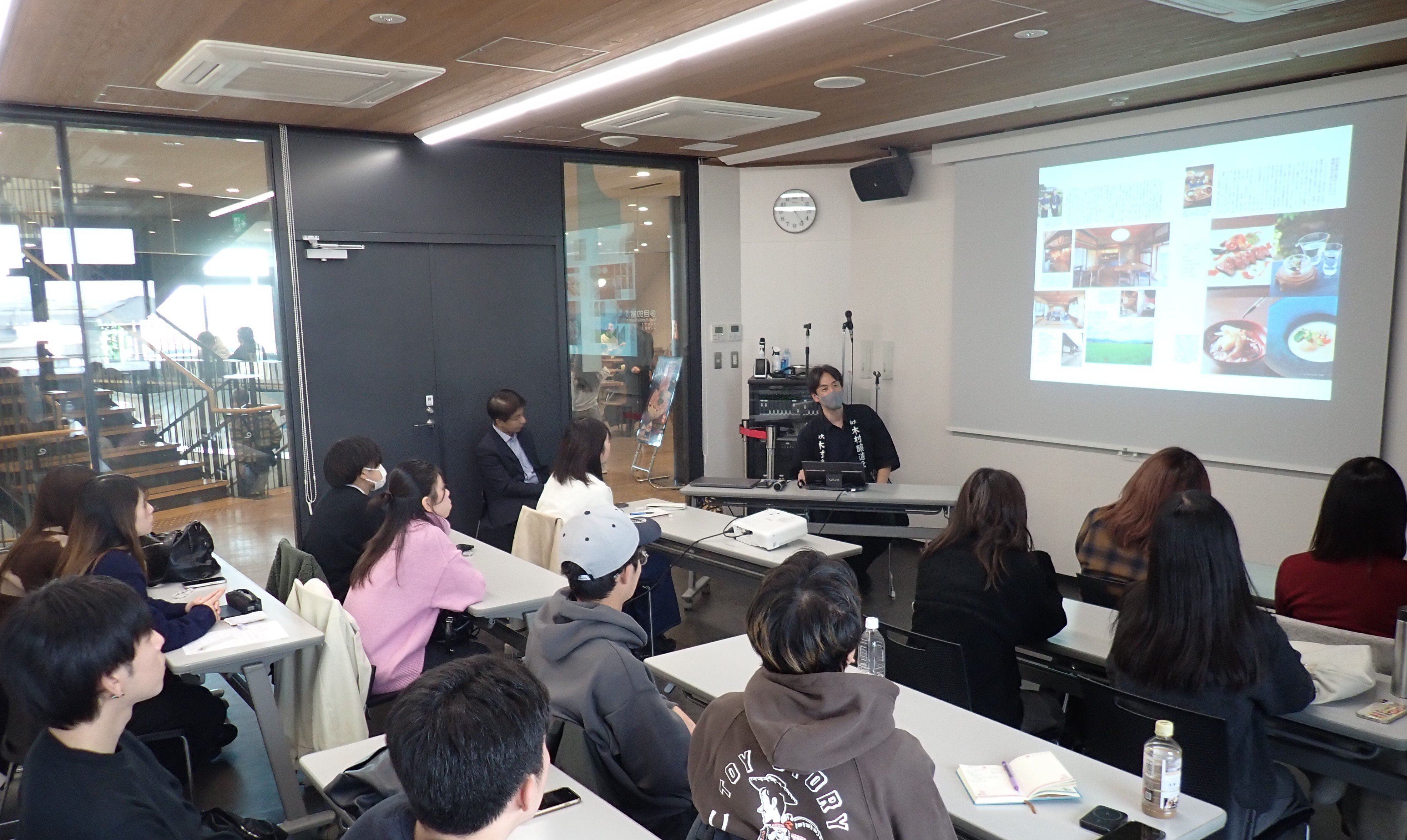 木村氏の説明を熱心に聴く学生