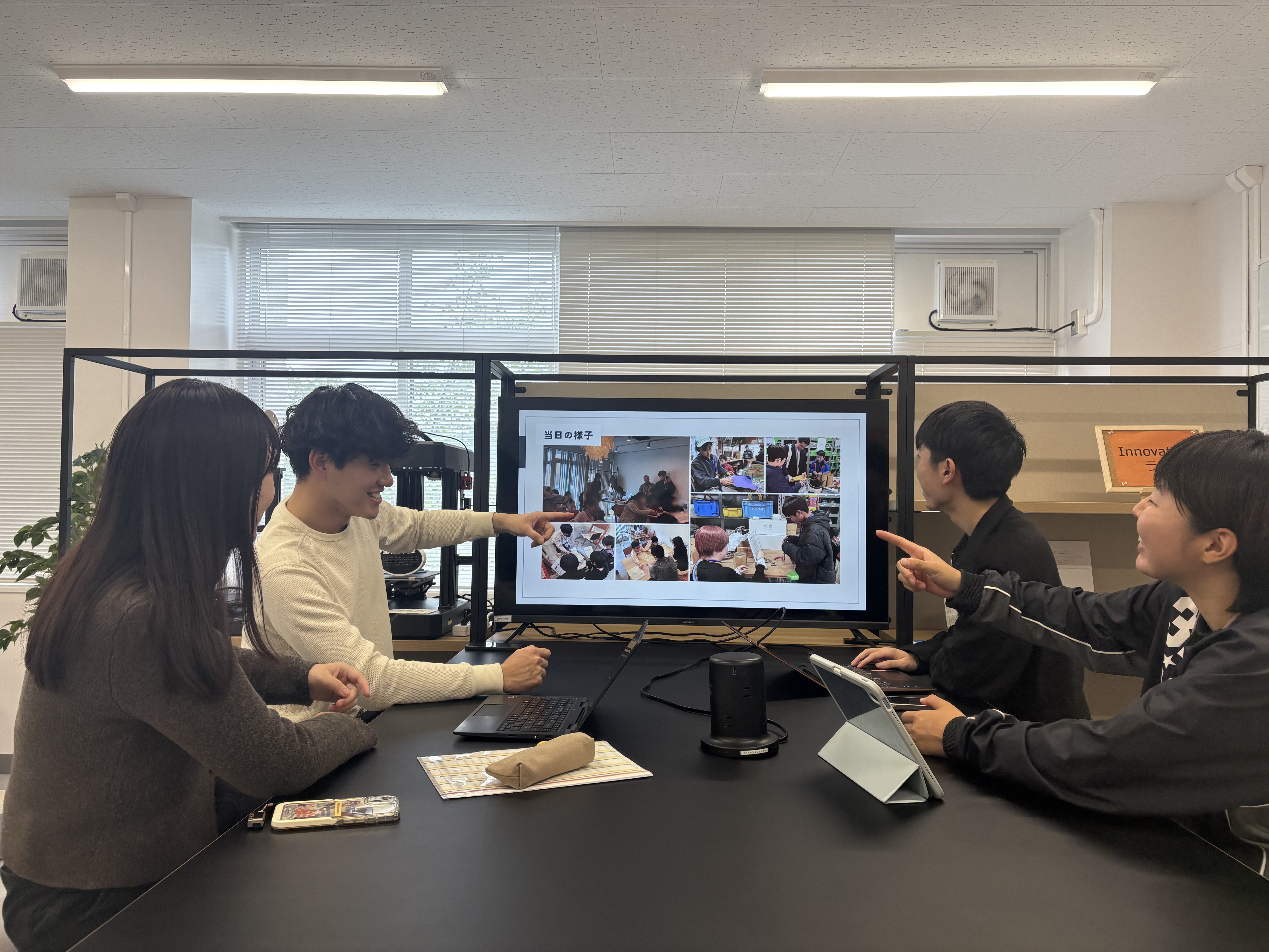 活動写真を投影しながら、9か月の取り組みを振り返る様子。