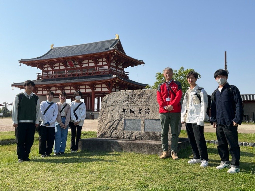 産業生命科学科 課題解決型授業（生命科学PBL2）の平城宮跡班が現地視察を行いました。