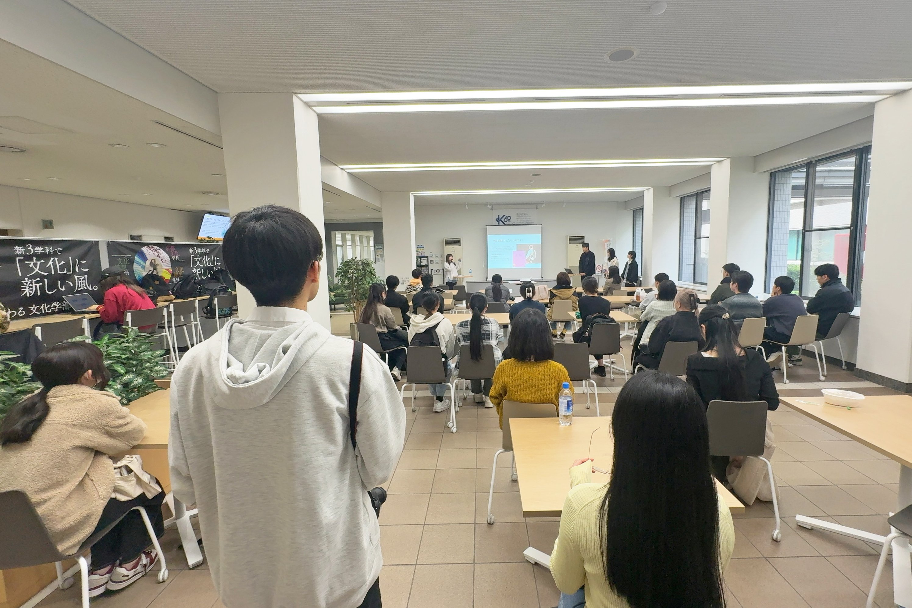 長塚氏のお話に聞き入る学生たち