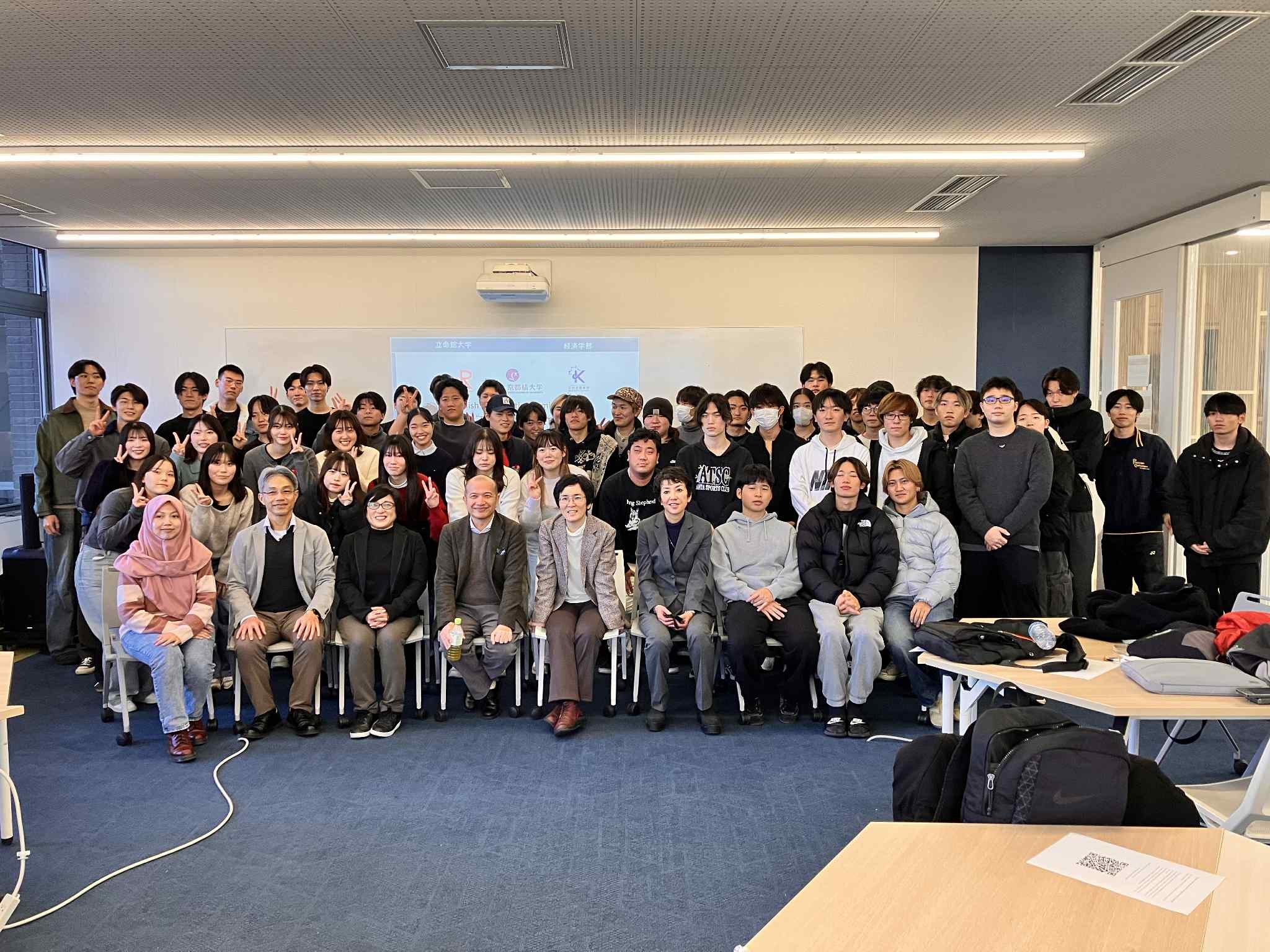 経済学部 イケダゼミと千葉ゼミの学生が英語プレゼンテーション大会に参加しました