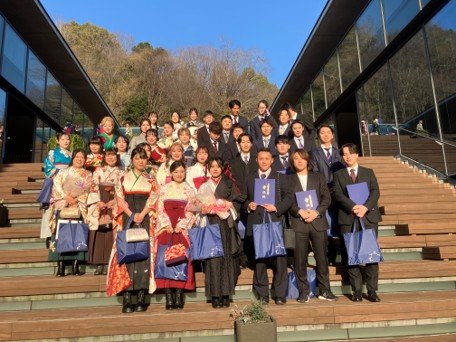 フランス語専攻の学位記の授与が行われました