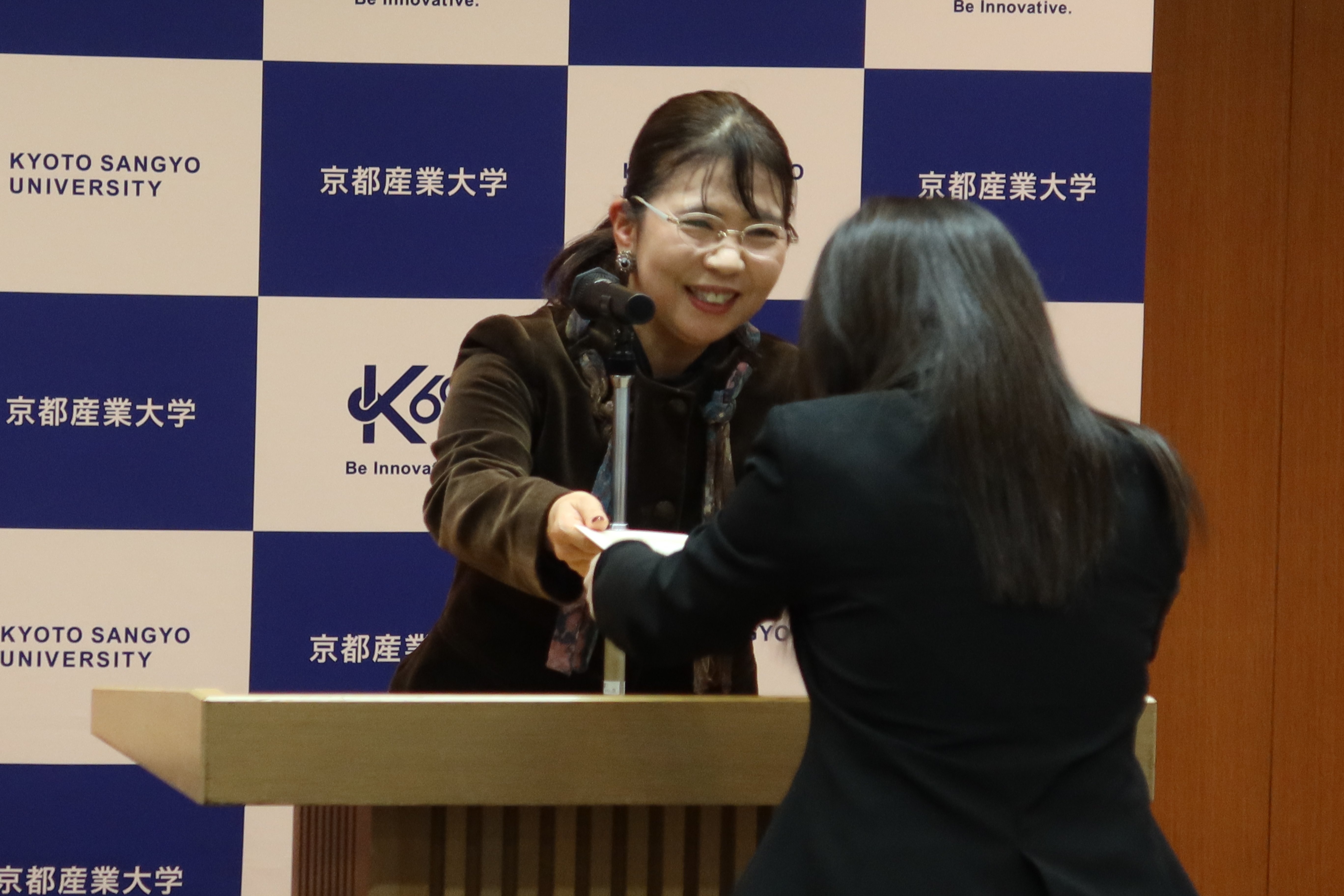 賞状を授与する大平館長