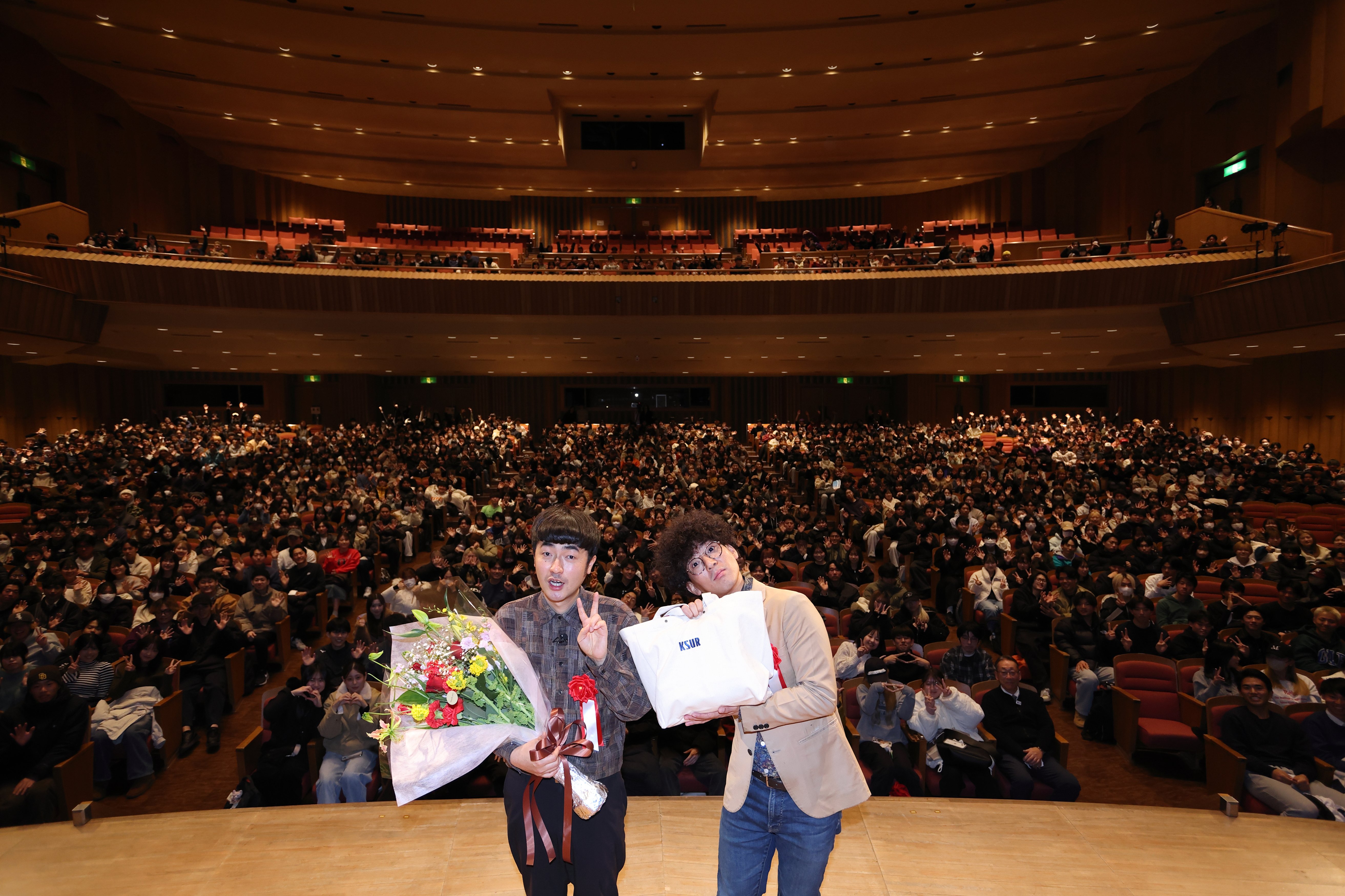 M-1王者「たくろう」のお二人がKSD（京都産業大学）を訪問！赤木裕さんに卒業生顕彰、きむらバンドさんに感謝状を贈呈しました。