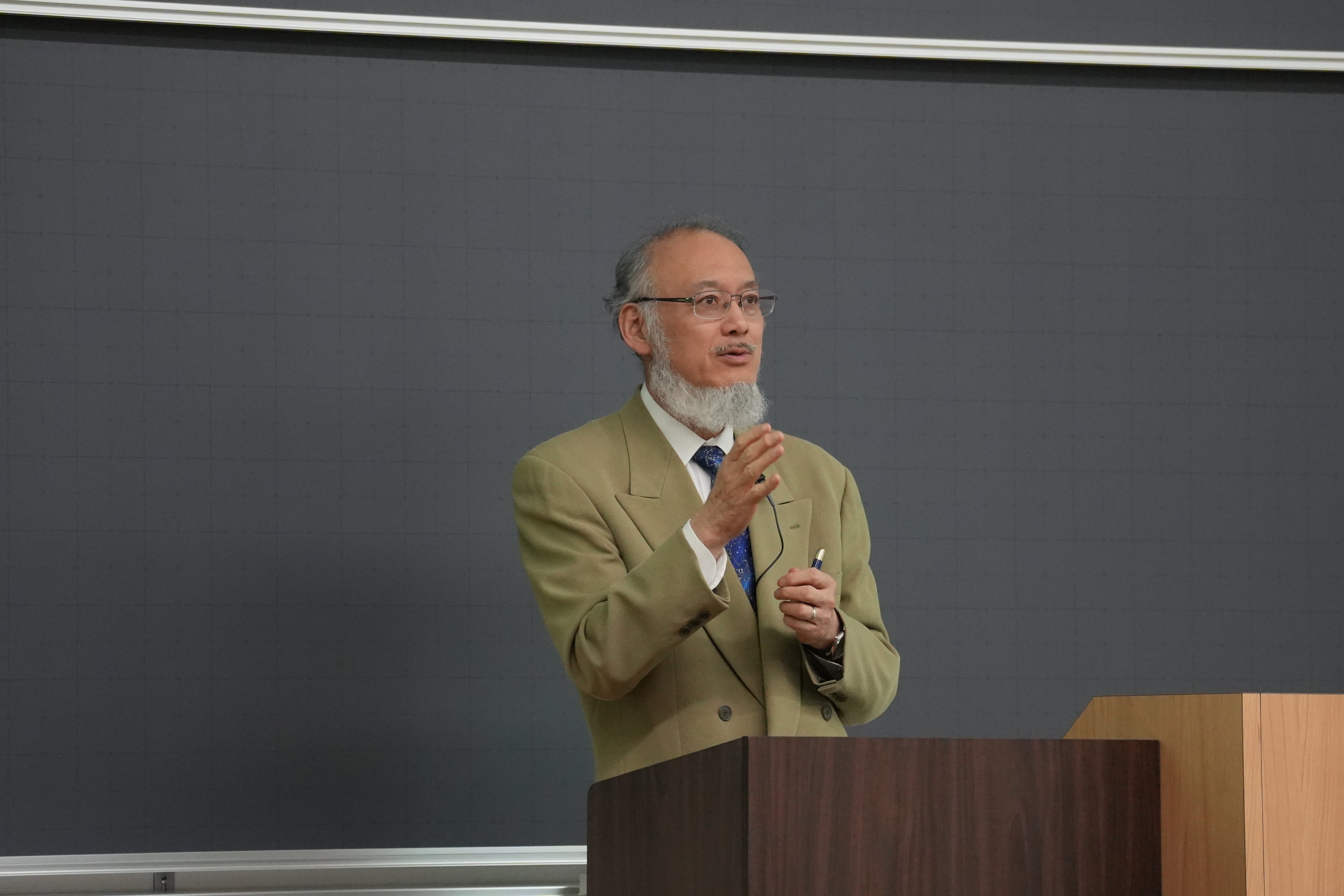 研究会「太陽系小天体観測のこれまでとこれから ―軌跡そして未踏地へ―」で研究成果を発表