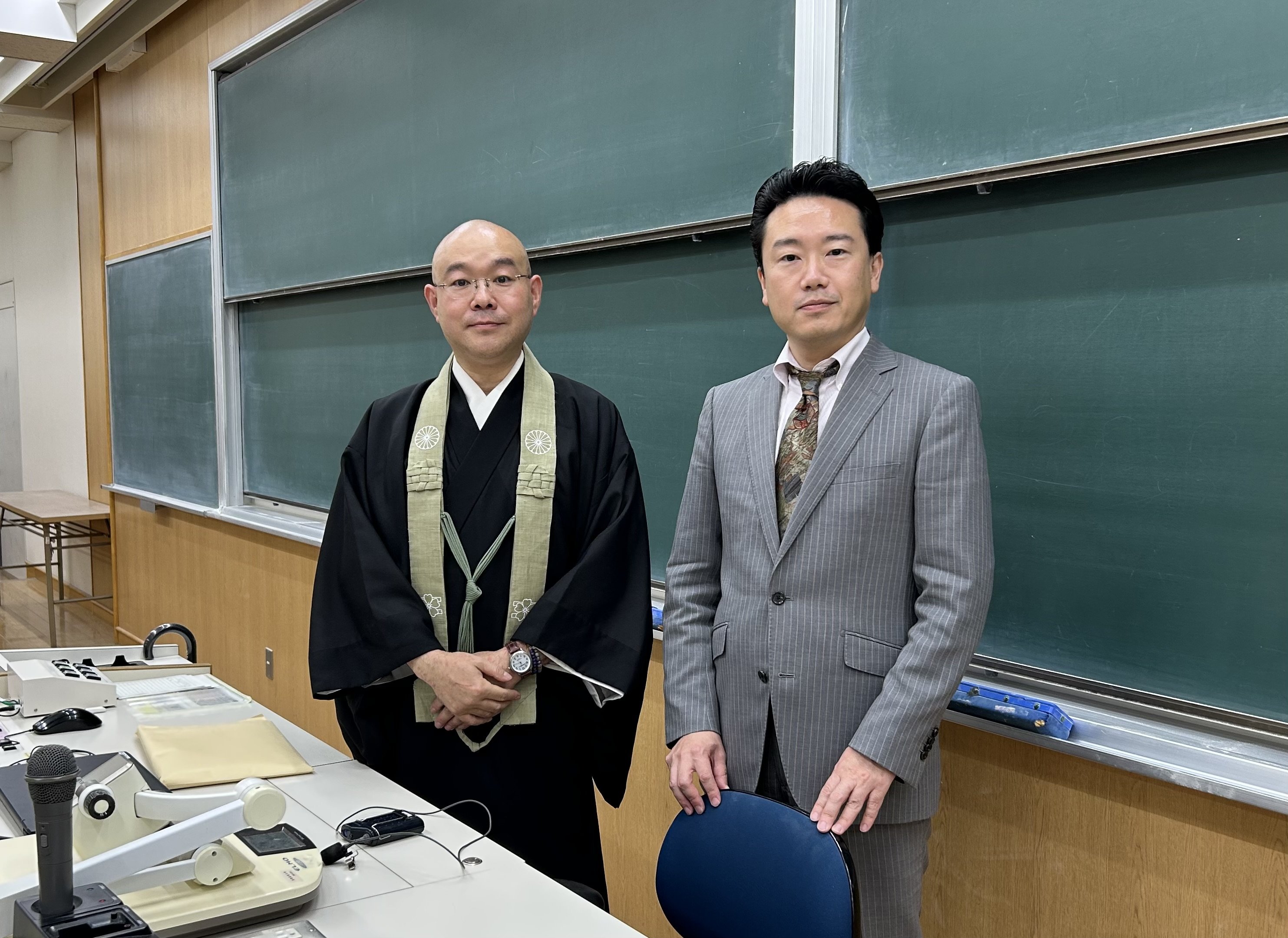 ゲスト講師の松田氏(向かって左)と近藤教授