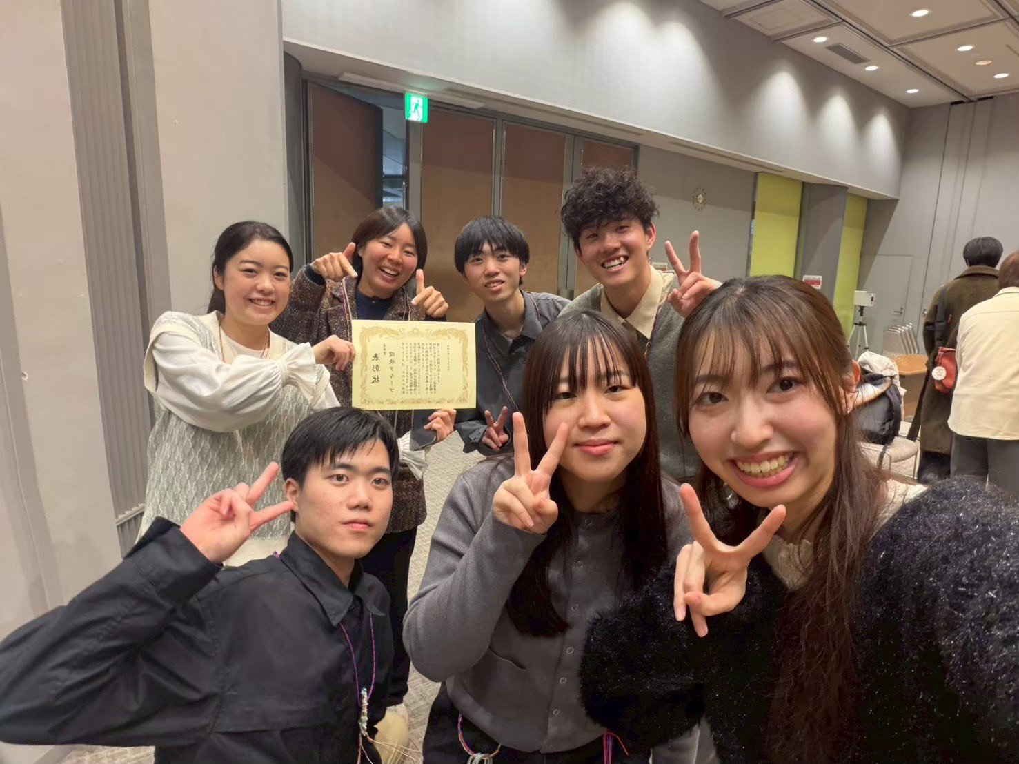受賞式後、優秀賞の賞状を手にチームで記念撮影する様子。