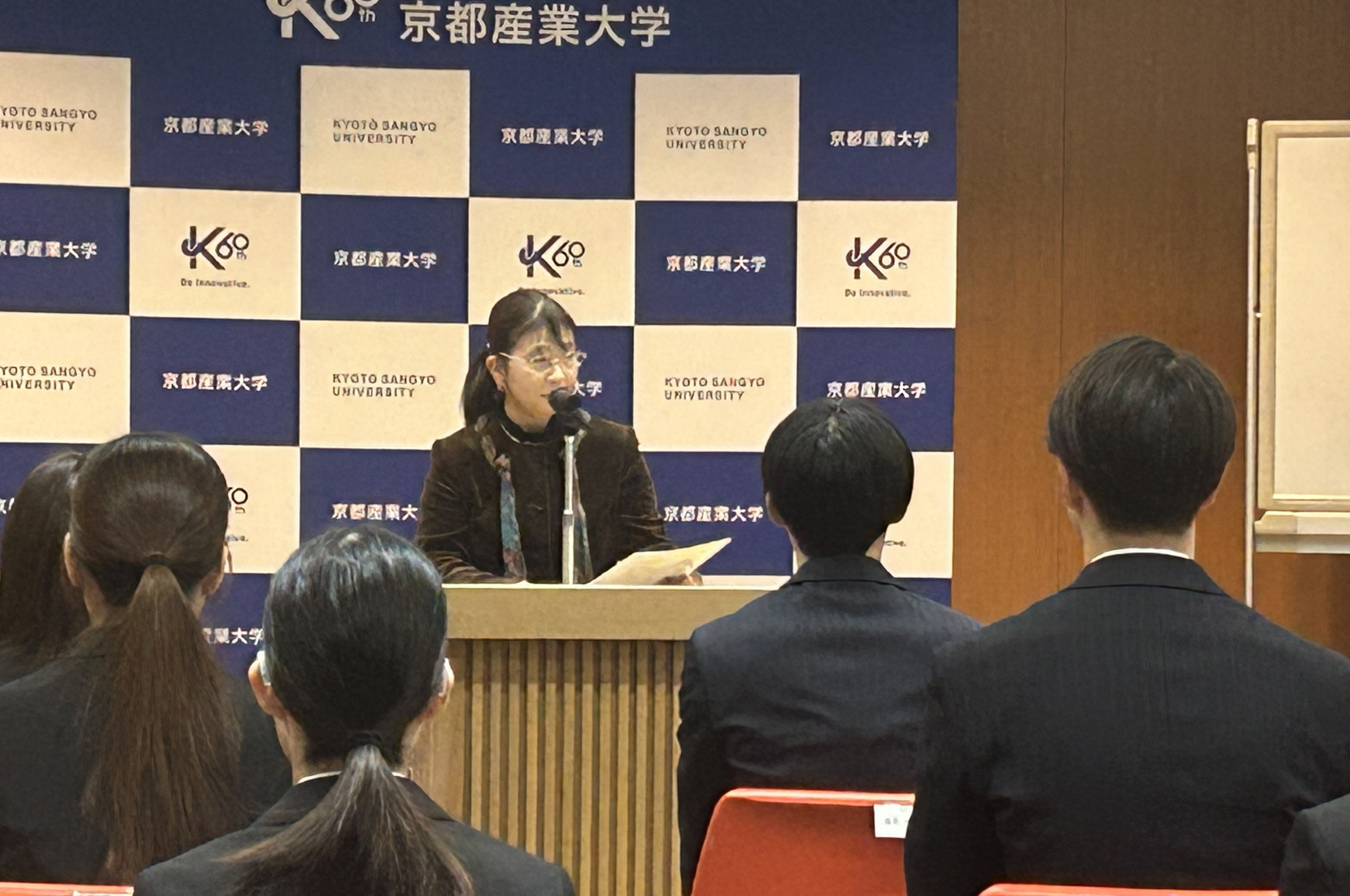 入賞者に祝辞を述べる大平図書館長