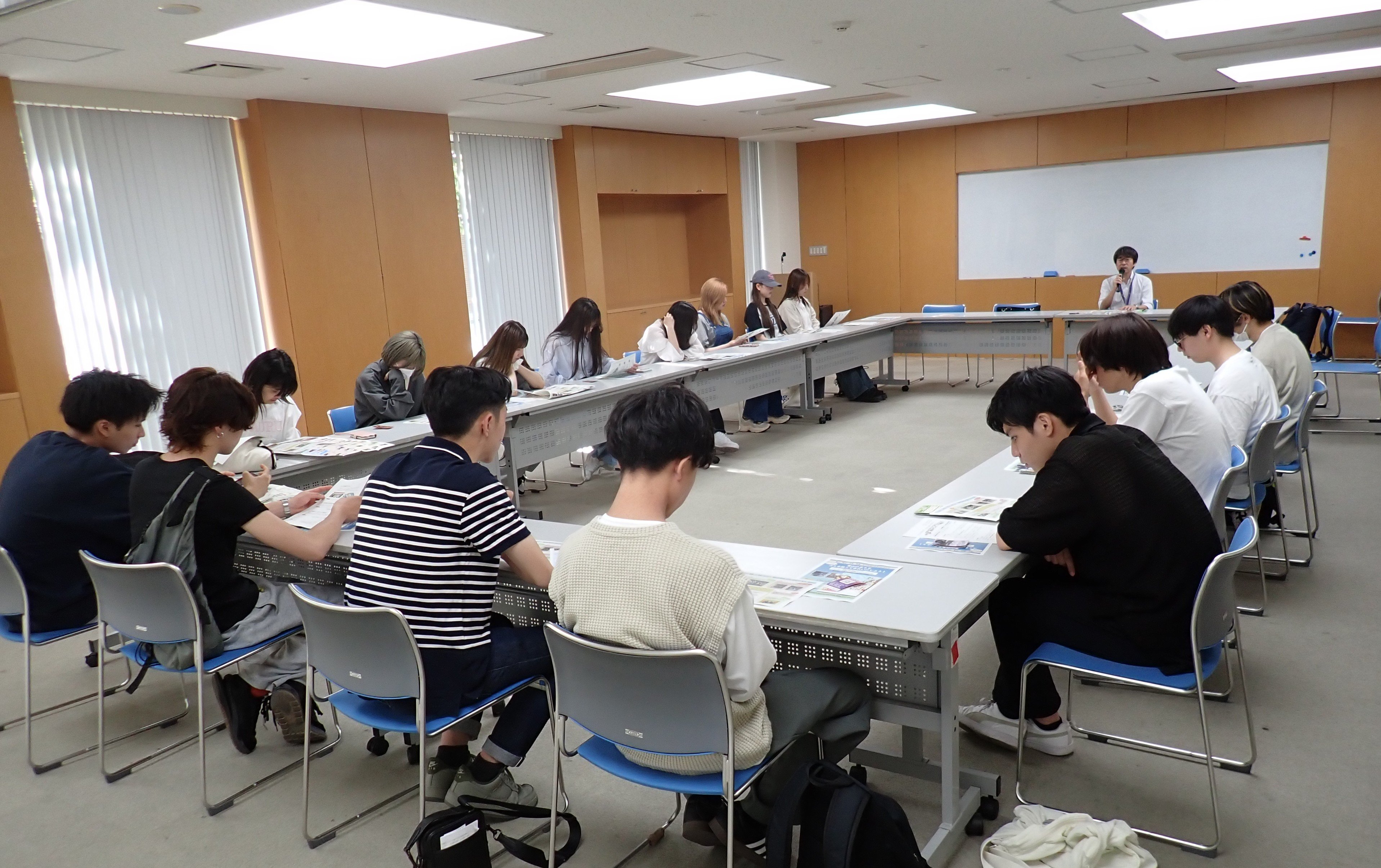 東山区役所の中村 史氏の説明を聞く学生