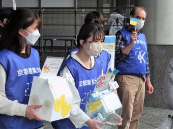 お昼休み呼びかけ募金活動の様子②