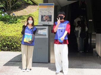 お昼休み呼びかけ募金活動の様子④