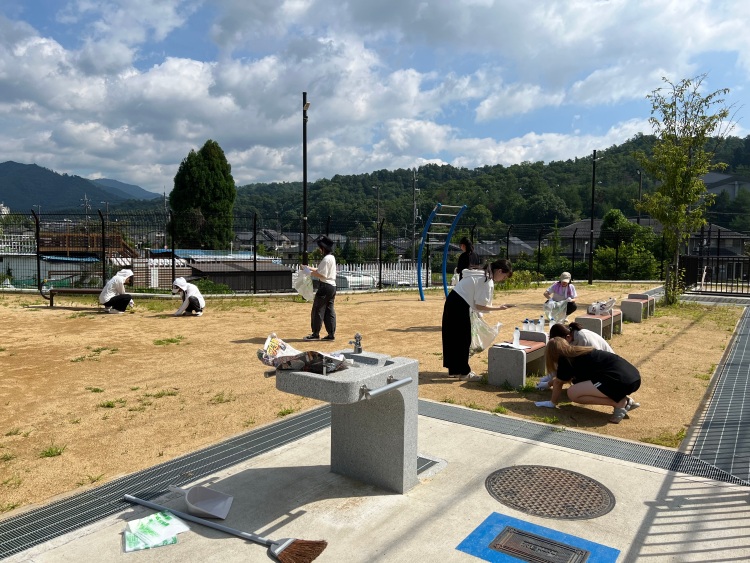 公園の草引き