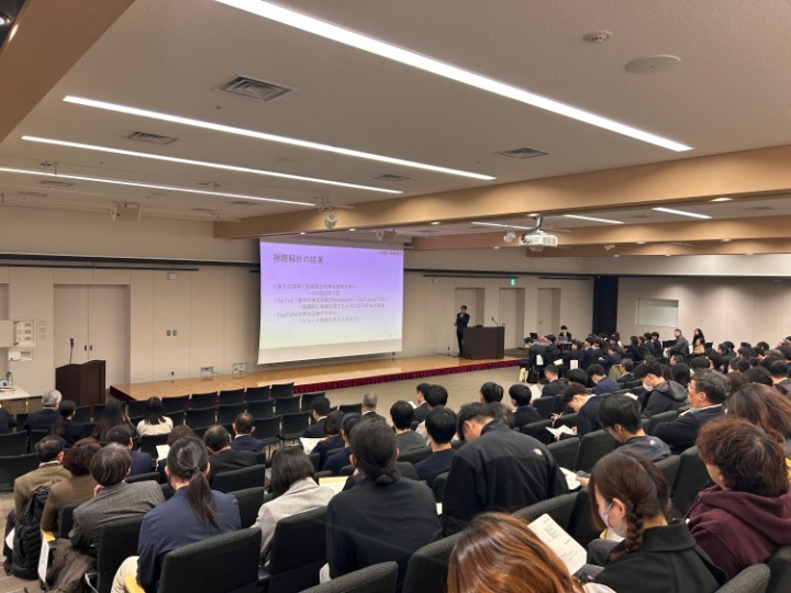 寺崎ゼミ長田さん発表の様子1