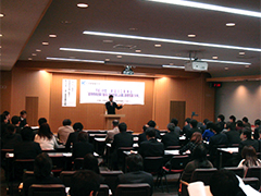 本学事務職員58名が参加した