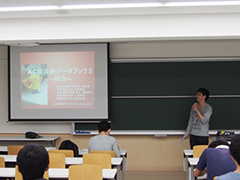 「AC燦(SAN)共創データブックII」を紹介する若宮健さん(総合生命科学部3年次)