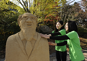 砂像づくりにチャレンジ〜京産大に荒木俊馬が蘇る?!〜