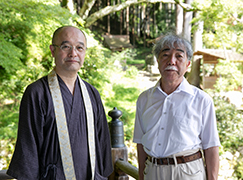 勝林院・宝泉院住職 藤井宏全師と鈴木久男 文化学部教授