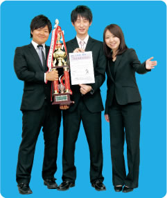 法学部 3年次生(大阪府・履正社高校出身)前根 大輝さん 法学部 3年次生(奈良県立西の京高校出身)山田 元太さん 法学部3年次生(島根県立松江南高校出身)越野 遥菜さん