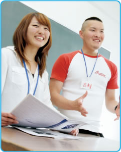 外国語学部 2年次生(京都府・京都産業大学附属高校出身)藤林 季代美さん 外国語学部 2年次生(京都府立京都すばる高校出身)吉村 伊久人さん