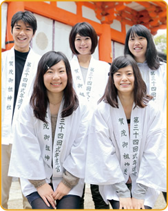 文化学部 3年次生(大阪府立吹田東高校出身)立山 稔人さん 文化学部 3年次生(京都府・京都産業大学附属高校出身)大田 和香さん 文化学部 3年次生(大阪府立山本高校出身)大東 寿衣さん 文化学部 3年次生(京都府立桂高校出身)永井 加奈さん 文化学部 3年次生(京都府・花園高校出身)戸田 知香さん