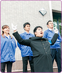 経営学部 1年次生(岡山県立倉敷南高校出身)西坂 真紀さん 外国語学部 1年次生(兵庫県・日生学園第三高校出身)岩佐 勇一さん 外国語学部 1年次生(大阪府・履正社高校出身)竹内 哲さん 法学部 4年次生(京都府・京都産業大学附属高校出身)仲野 克輝さん