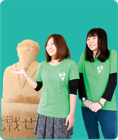 文化学部 4年次生 (鳥取県・倉吉北高校出身)市村 千香子さん 経営学部 3年次生 (大阪市立桜宮高校出身)和田 慶子さん