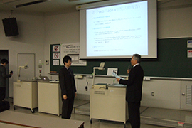 日本物理学会第69回年次大会 素粒子論懇談会での授賞式(左:杉山弘晃 博士研究員)
