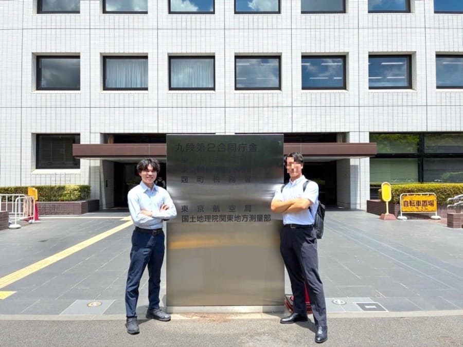 国税前で写真を撮る重田さん