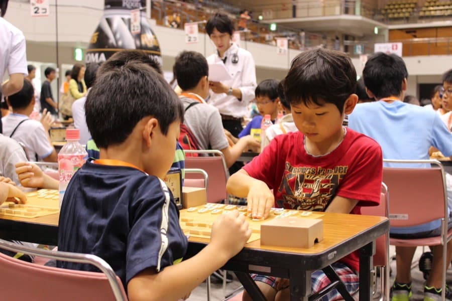 将棋を指す子どもたち
