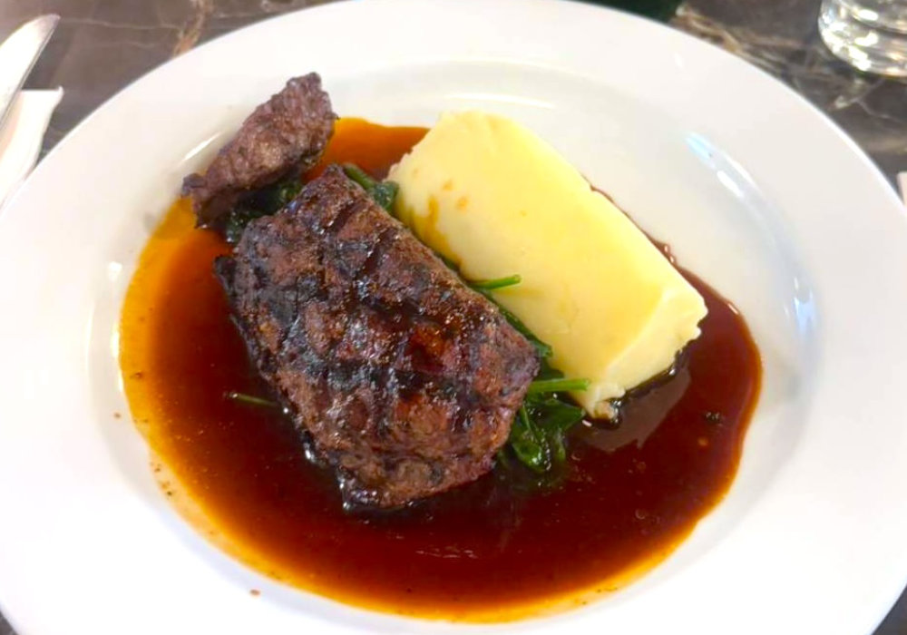 中村さんがレストランで食べたカンガルー肉のステーキ