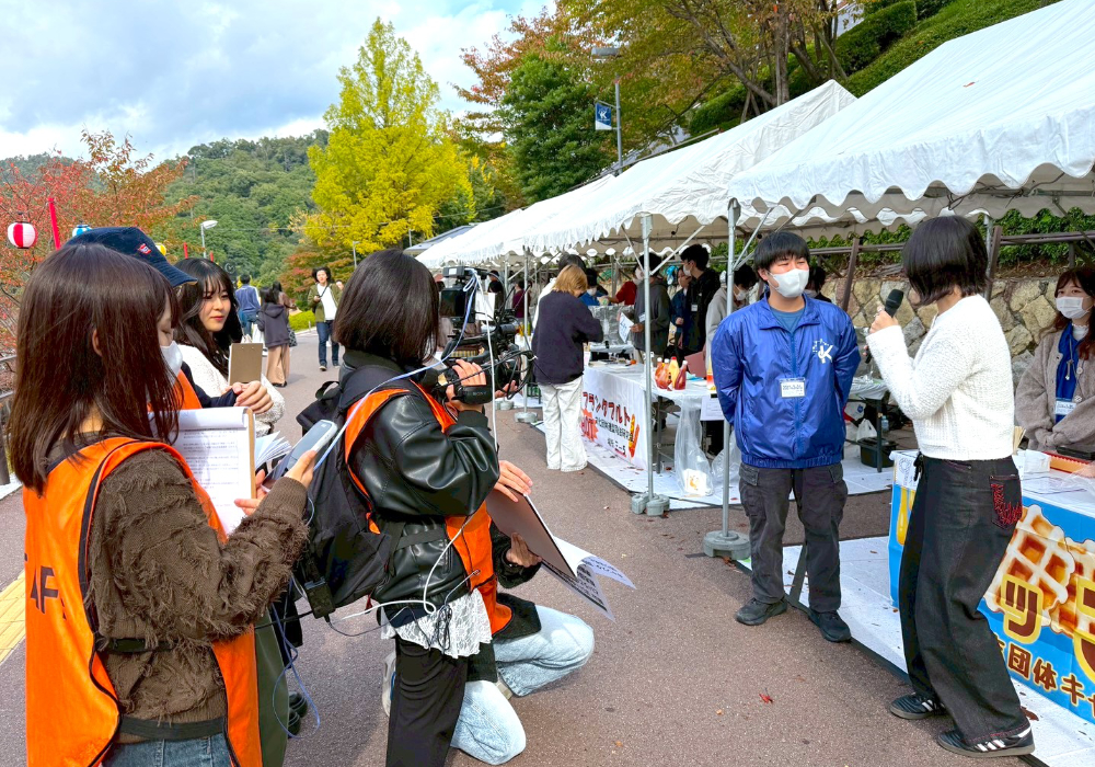 屋外模擬店の生中継を行う様子