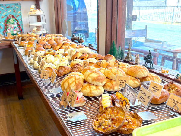 「ブレーメン」の店内には、美味しそうなパンがずらりと並びます。