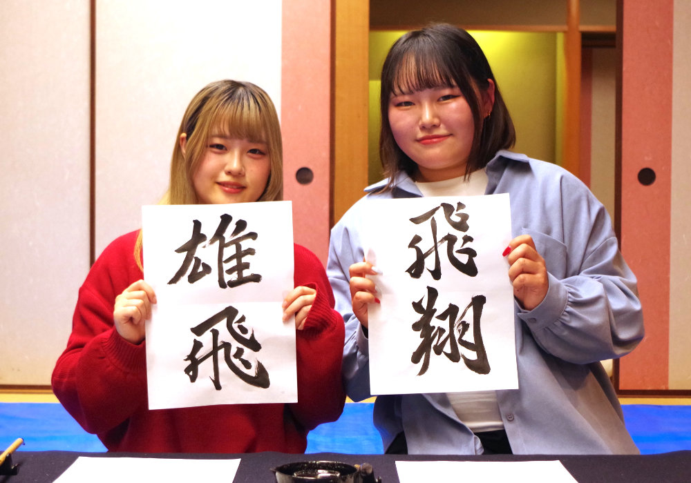書道部1年次の西岡 栞里さん（左）と2年次の坂本 蓮奈さん（右）