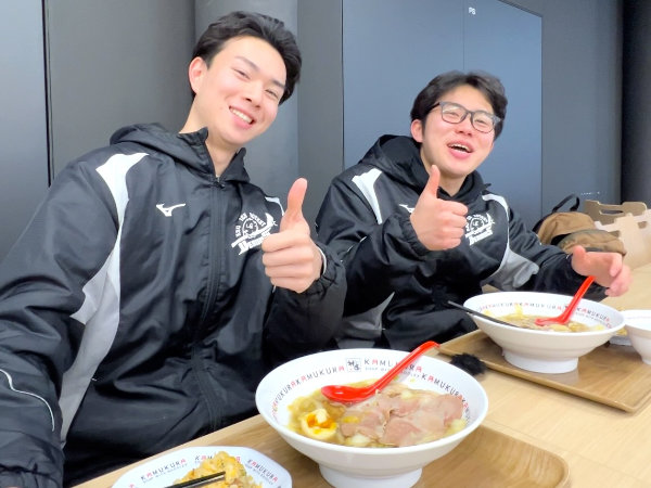 「神座」のラーメンに、アイスホッケー部の2人も大満足！