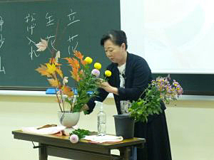 京都文化学科「おもてなし文化論」で いけばな桑原専慶流副家元 桑原
